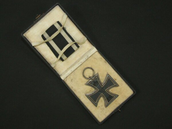 1914 Iron Cross Second Class by Sy & Wagner in Case in Gallantry & honours