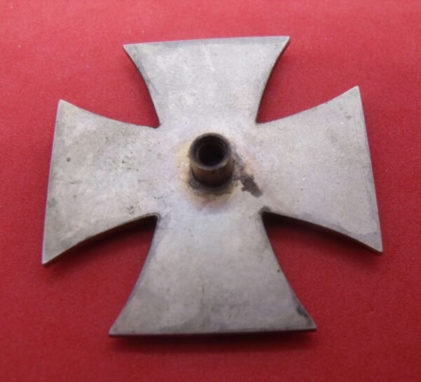 GERMAN WWII IRON CROSS 1ST CLASS WITH LARGE SERRATED STYLE SCREW BACK. in Gallantry & honours