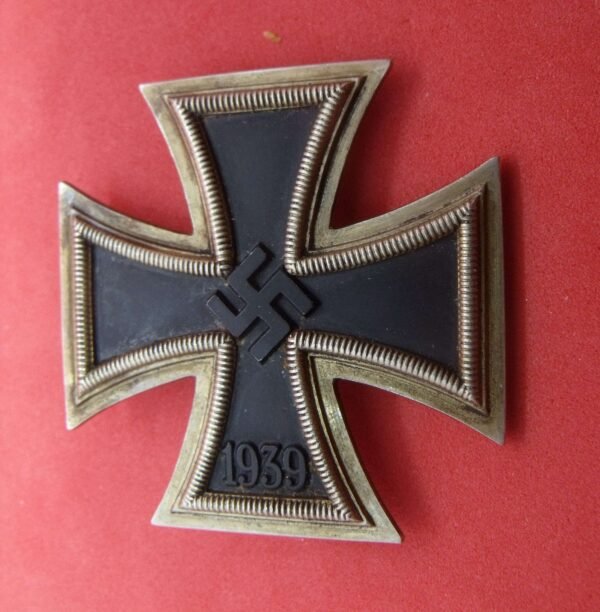 GERMAN WWII IRON CROSS 1ST CLASS WITH LARGE SERRATED STYLE SCREW BACK. in Gallantry & honours