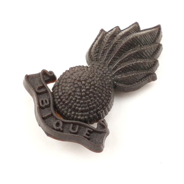 Plastic British Royal Artillery Cap Badge