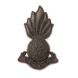 Plastic British Royal Artillery Cap Badge