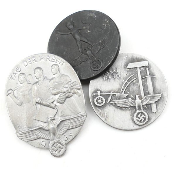 Set of 3 'Tag der Arbeit' Tinnies