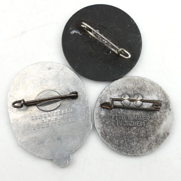 Set of 3 'Tag der Arbeit' Tinnies