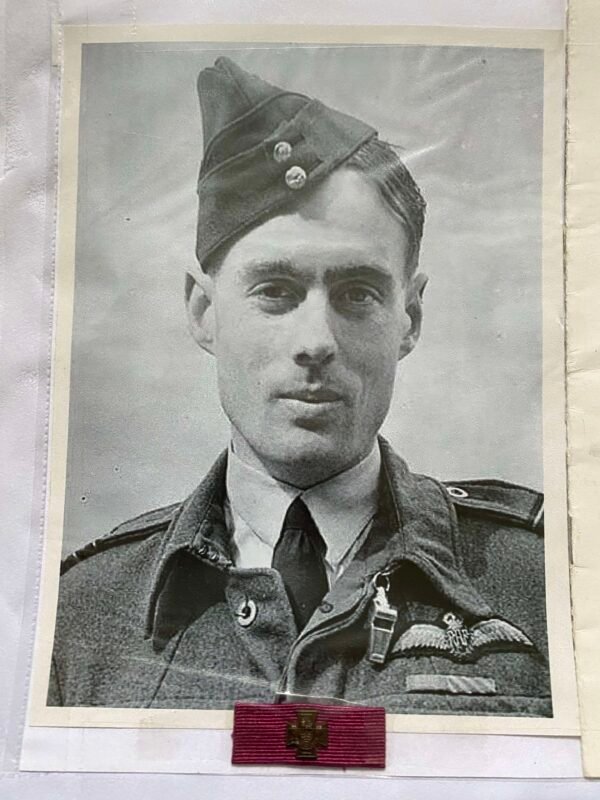VICTORIA CROSS BAR WITH THE MOMORIAL AND PICTURE OF GEOFFREY LEONARD CHESHIRE ROYAL AIR FO in Gallantry & honours