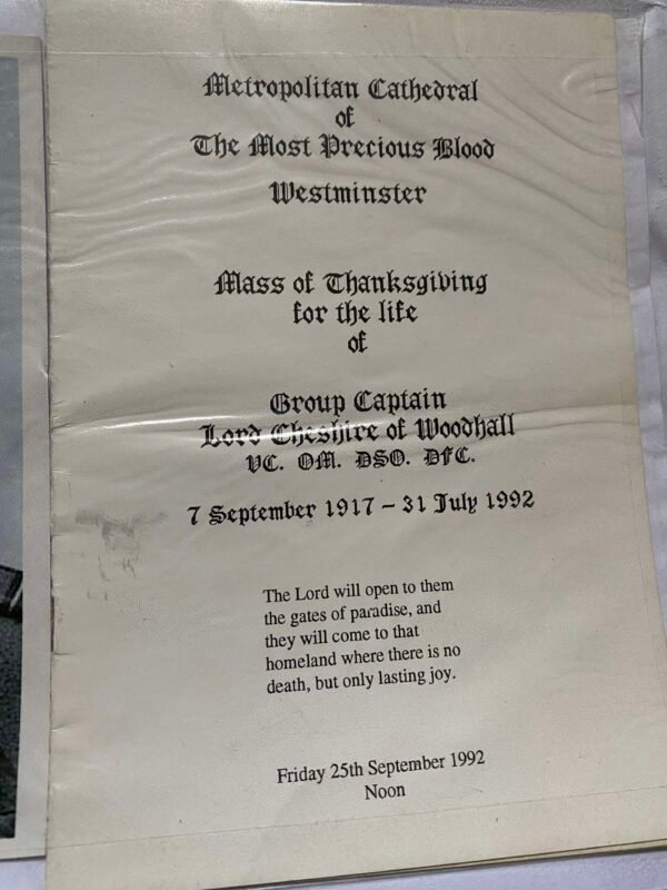VICTORIA CROSS BAR WITH THE MOMORIAL AND PICTURE OF GEOFFREY LEONARD CHESHIRE ROYAL AIR FO in Gallantry & honours
